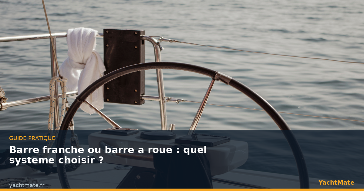 Rueda de timón forrada en cuero de un velero en la bañera, frente a un mar en calma