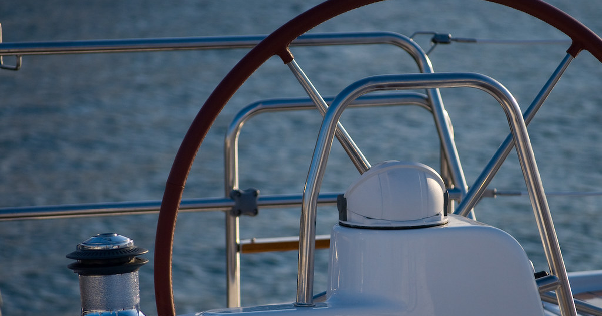 GPS, AIS y VHF: Instrumentos Esenciales de Navegación para Navegar Seguro